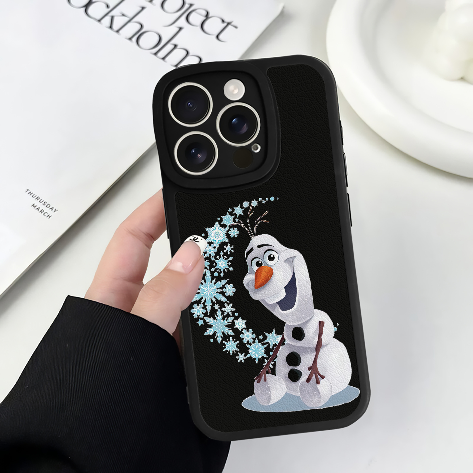 （画像用） アナと雪の女王 アンナ エルサ Frozen Anna Elsa 【iPhone 16シリーズ対応】シリコンスマホケース（レザー調） 材質：シリコン